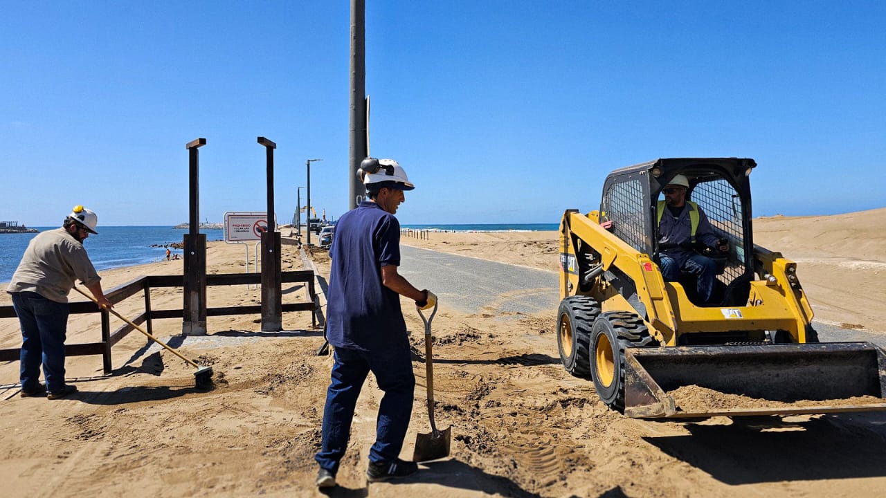 Trabajos de renovación y mejora en el mirador de la escollera Norte de Puerto Quequén